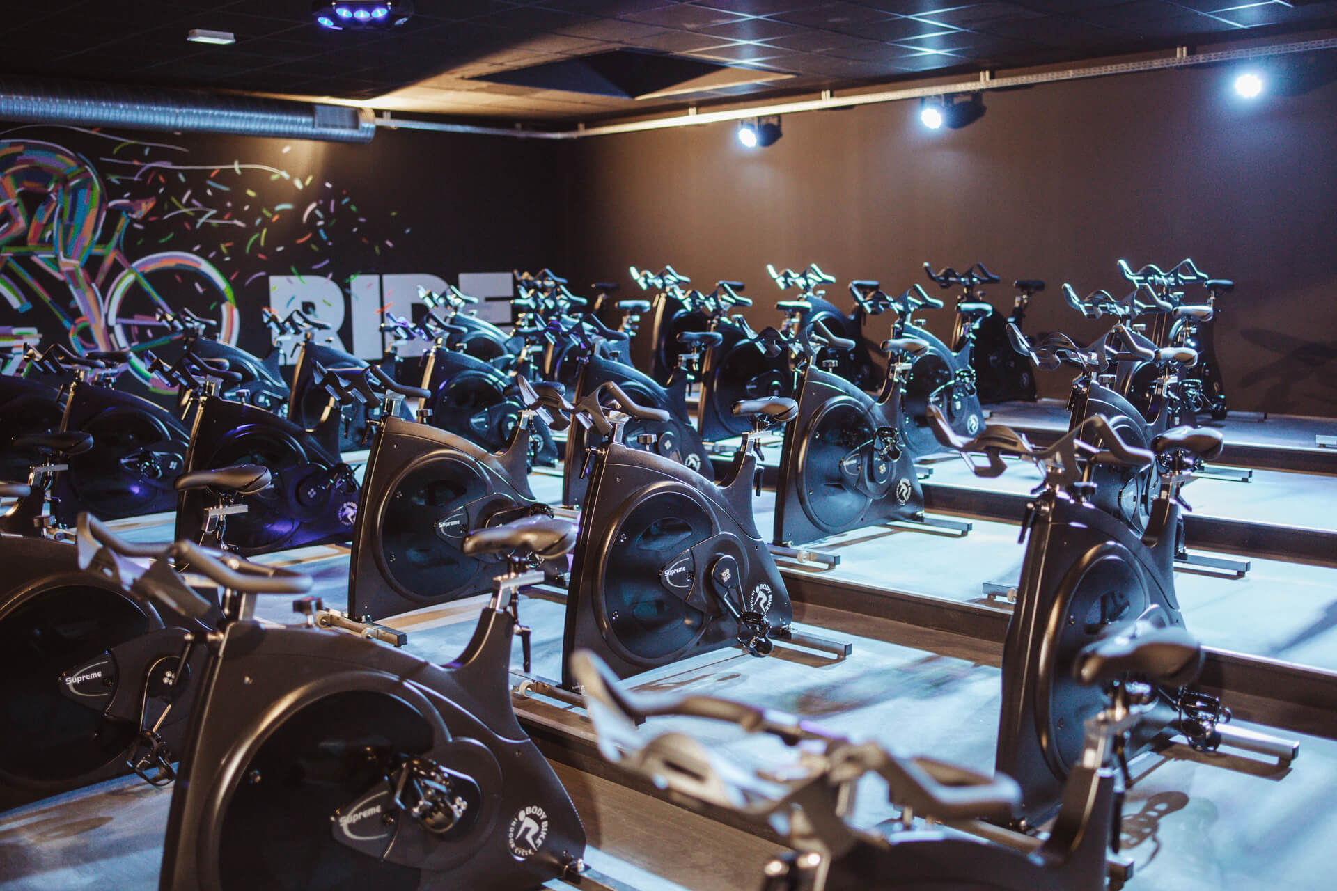 Equipement et fresque réalisé à la main dans la salle Cycling d'Artligne à Carquefou (44470) réalisé par l'agence de publicité EB à Nantes (44200)