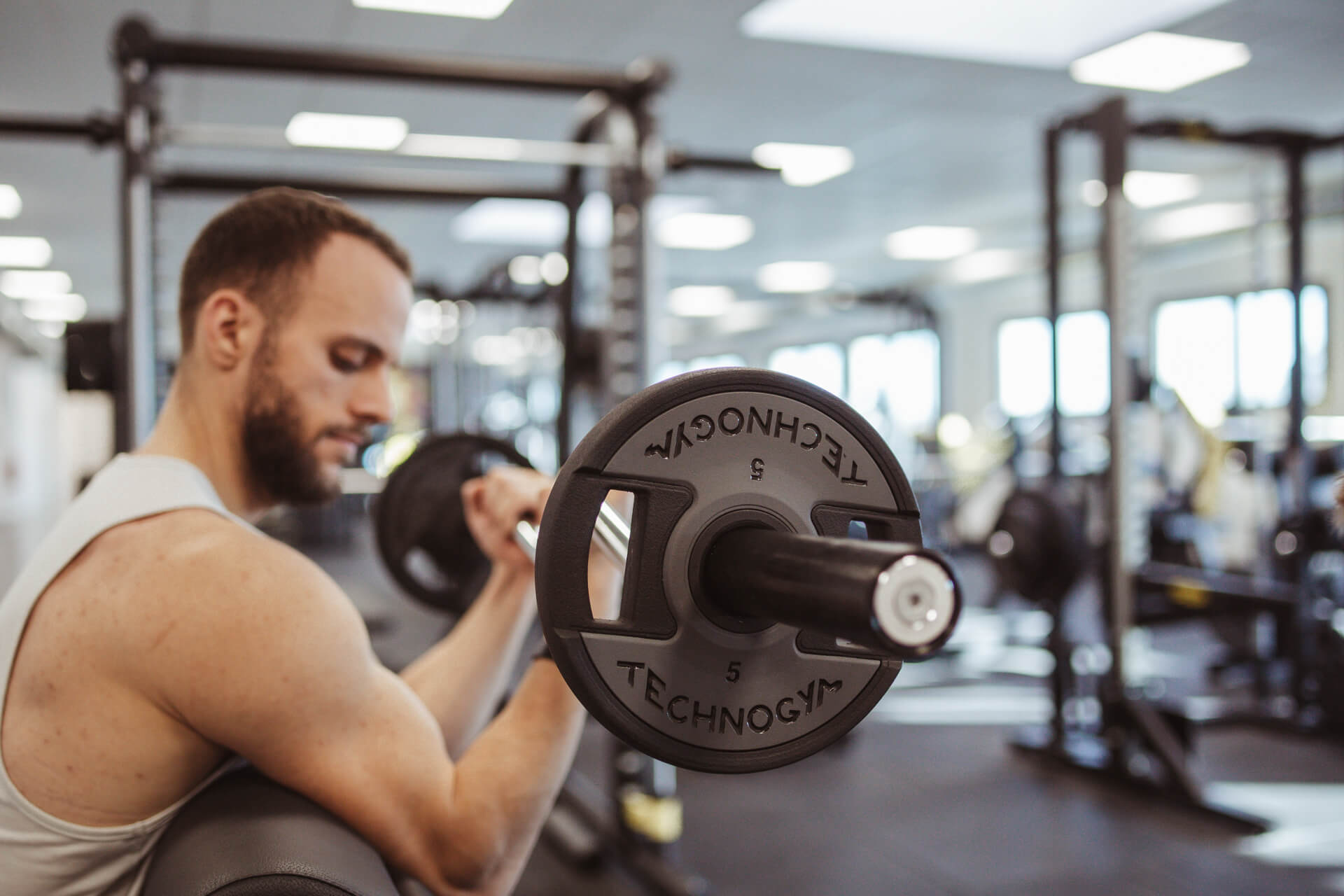 Shooting photo pour les réseaux sociaux pendant une séance de musculation réalisé par l'agence marketing EB à Nantes (44200)