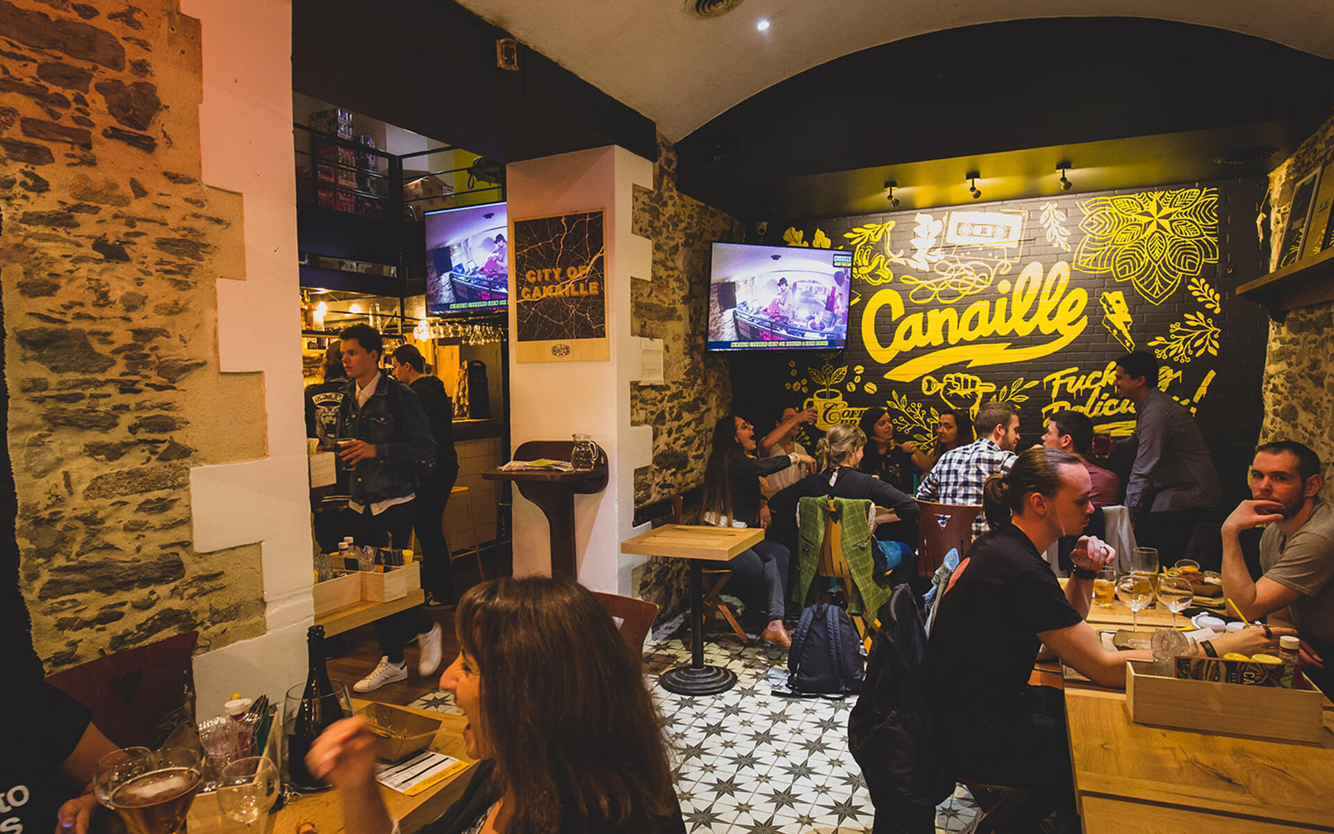 La décoration de la salle du restaurant du centre ville de restaurant Canaille à Nantes (44000) réalisé par l'agence EB à Nantes (44200)