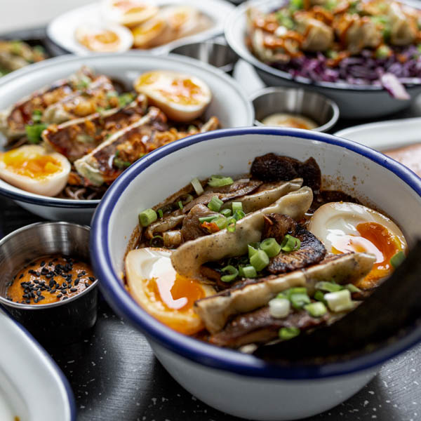 Des bowls de gyoza en photo réalisé dans le centre ville de Nantes (44000) réalisé par l'agence de publicité EB à Nantes (44200)