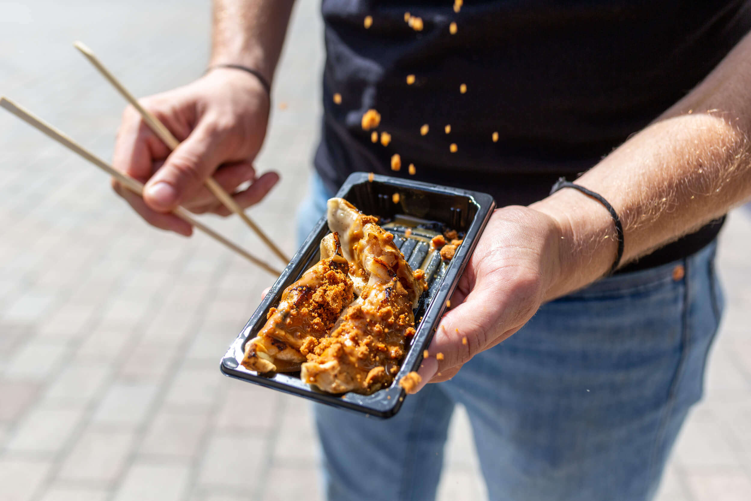 Gyoza sucré, photo réalisé place Graslin à Nantes (44000) lors d'un shooting pour les réseaux sociaux réalisé par l'agence de publicité EB à Nantes (44200)
