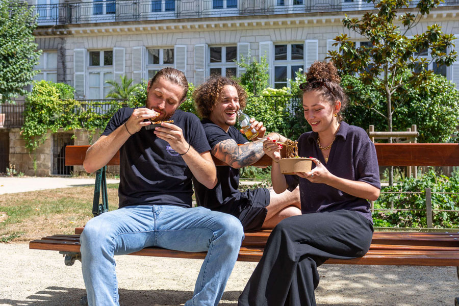 Shooting photo réalisé cours Cambrone à Nantes (44000) avec des clients de My Gyoza à Nantes (44000) réalisé par l'agence EB à Nantes (44200)