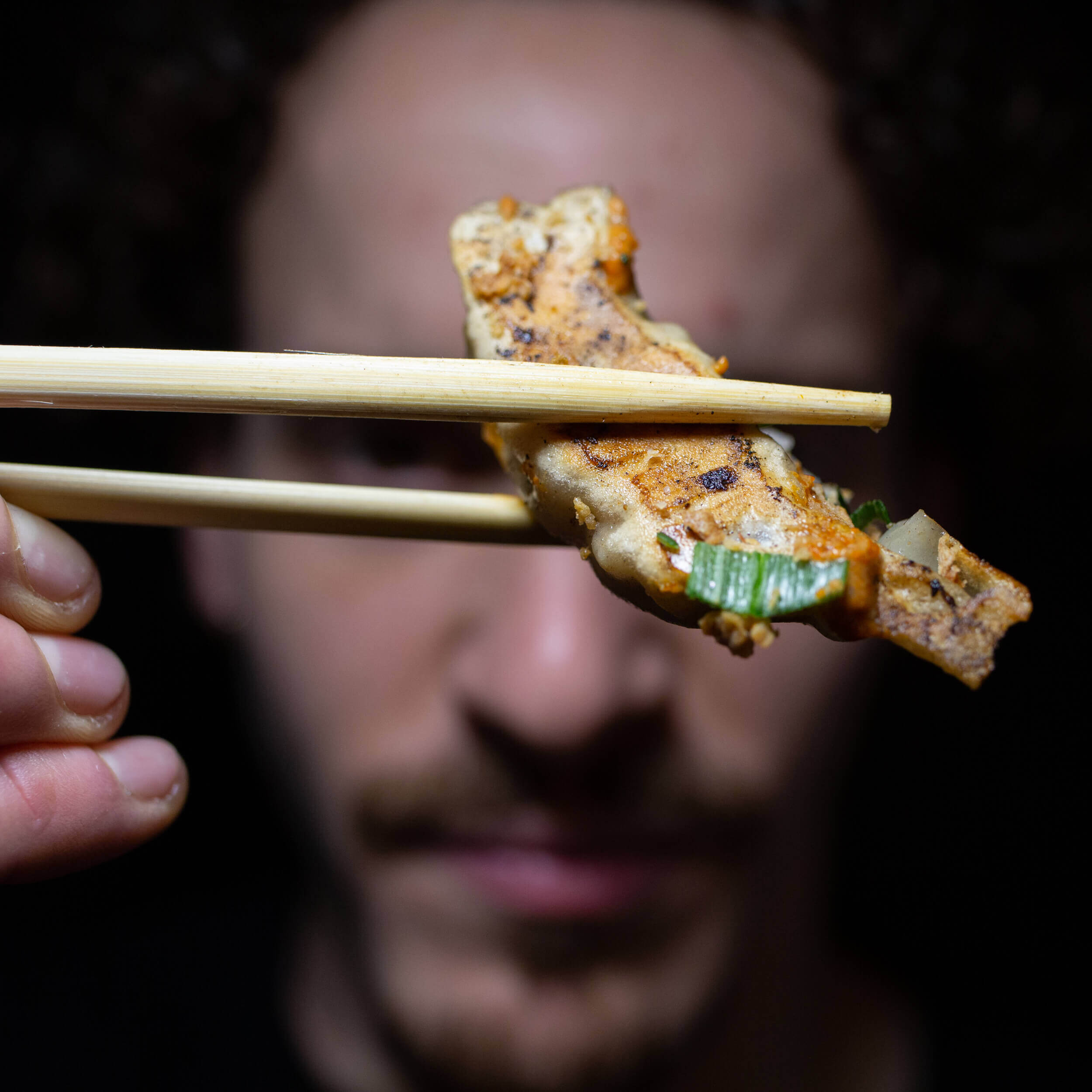 Photo d'un gyoza réalisée pendant une séance photo chez My Gyoza à Nantes (44000) réalisé par l'agence de publicité EB à Nantes (44200)