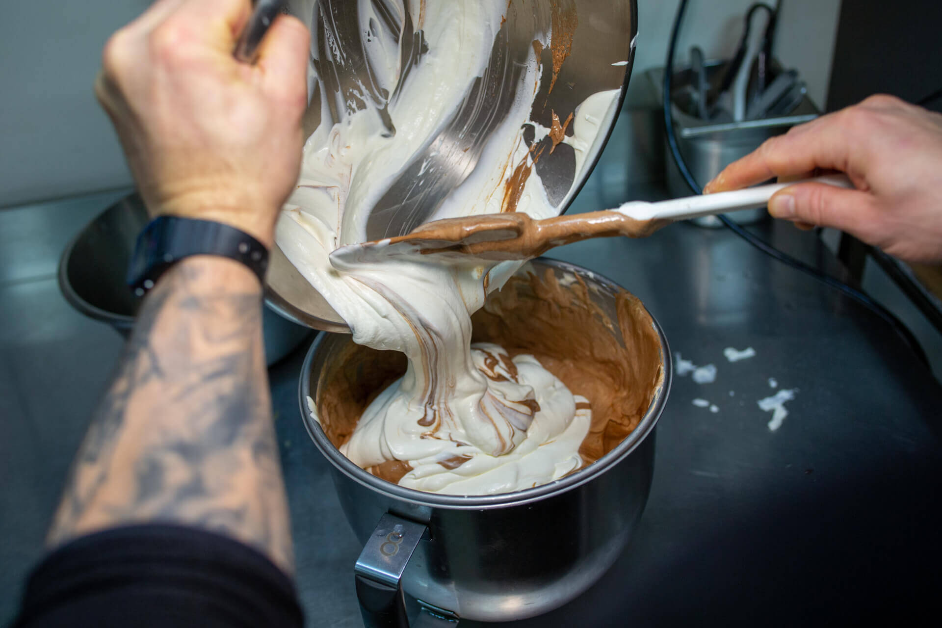 Une mousse au chocolat en préparation mise en avant sur les réseaux sociaux du restaurant réalisé par l'agence de communication EB à Nantes (44200)