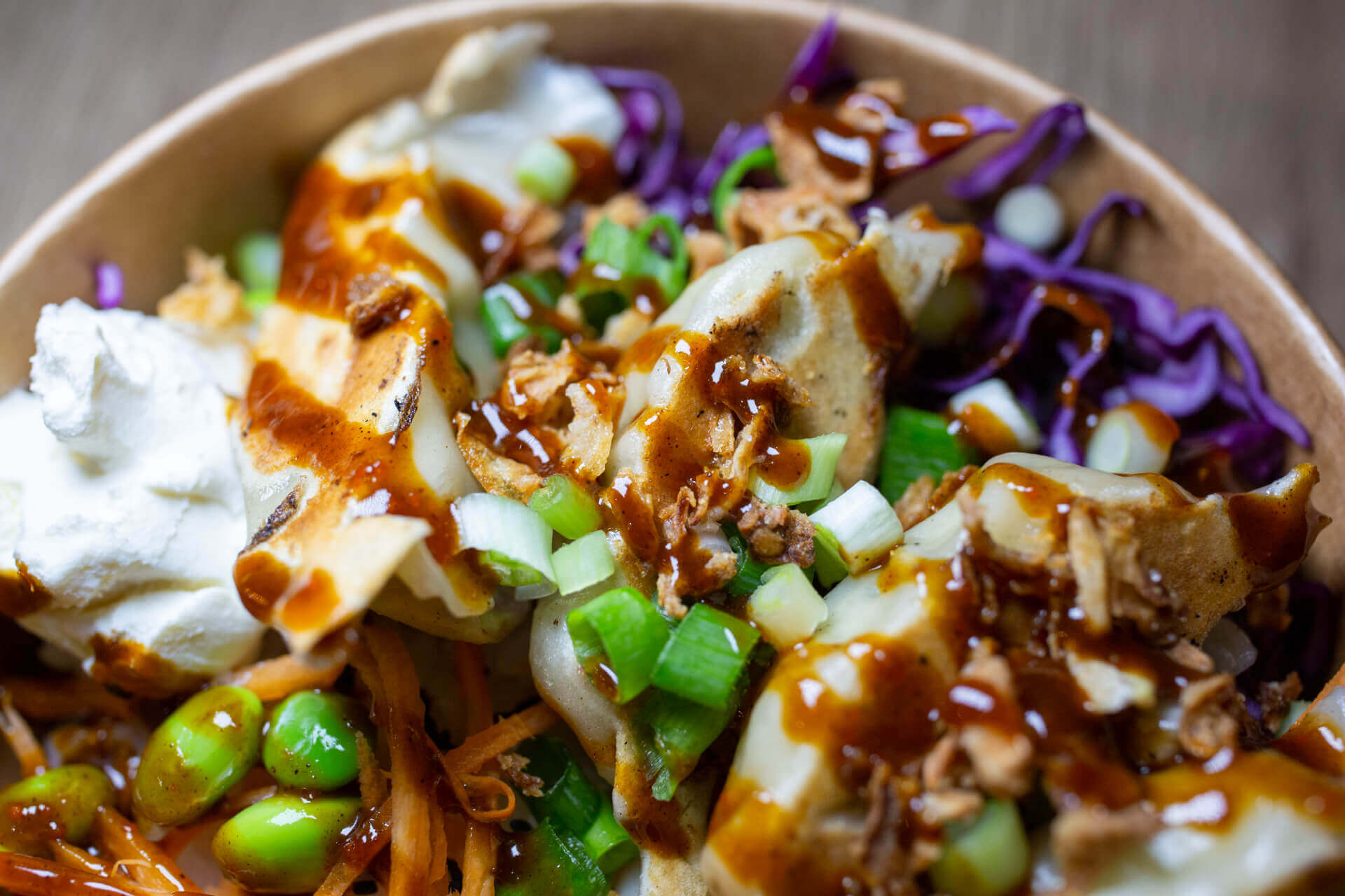 Mise en situation d'un Gyoza trempé dans la sauce pour les réseaux sociaux du restaurant My Gyoza à Nantes (44000) réalisé par l'agence de communication EB à Nantes (44200)